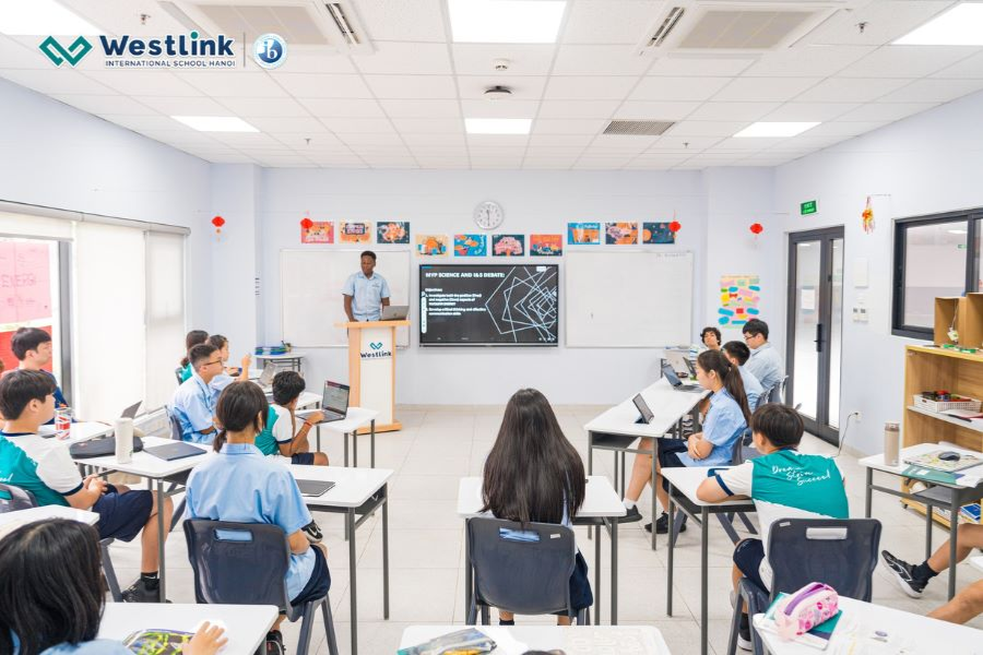 Students should assess teaching quality, facilities, program content, and post-graduation opportunities when choosing an accredited program
