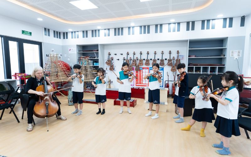 Phòng âm nhạc với đầy đủ các dụng cụ