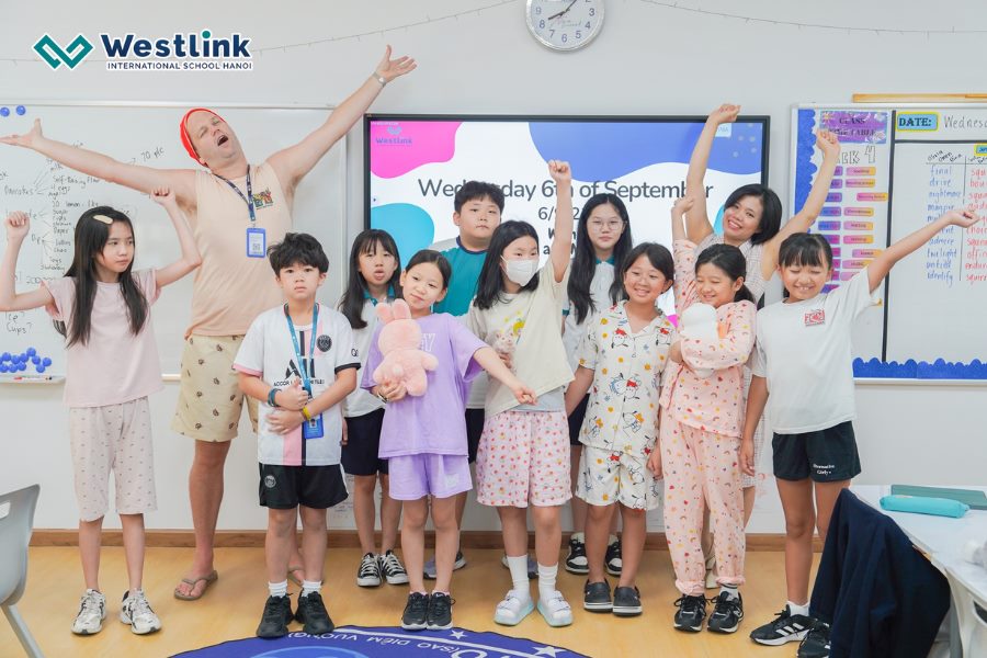 Trường công đáp ứng cơ sở vật chất cơ bản, trong khi trường tư thường đầu tư hiện đại, tạo môi trường học tập đa dạng và tiện nghi