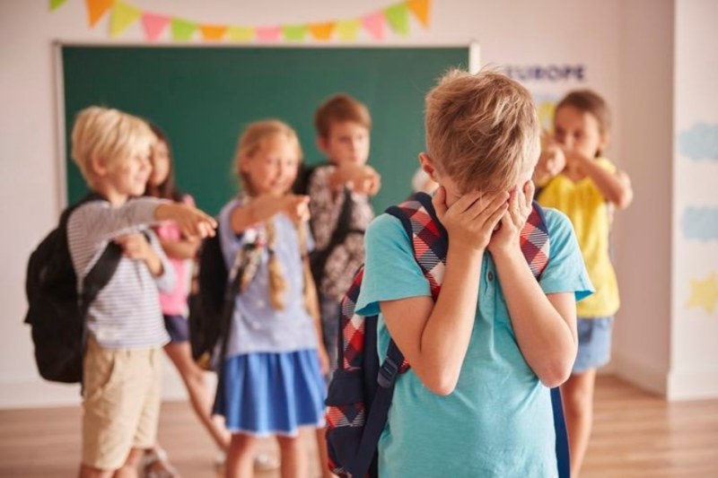 Biểu hiện của bạo lực học đường thể hiện qua cả nạn nhân lẫn người gây ra, với những dấu hiệu tâm lý, hành vi và thể chất dễ nhận biết nếu được quan sát kỹ lưỡng
