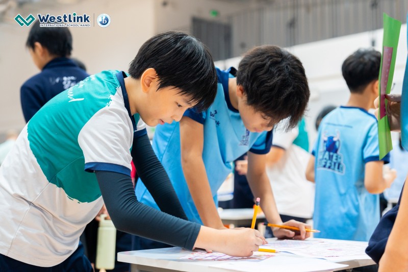 Nhà trường cũng cần đầu tư cho giáo viên được đào tạo định kỳ để cập nhật xu hướng giáo dục mới