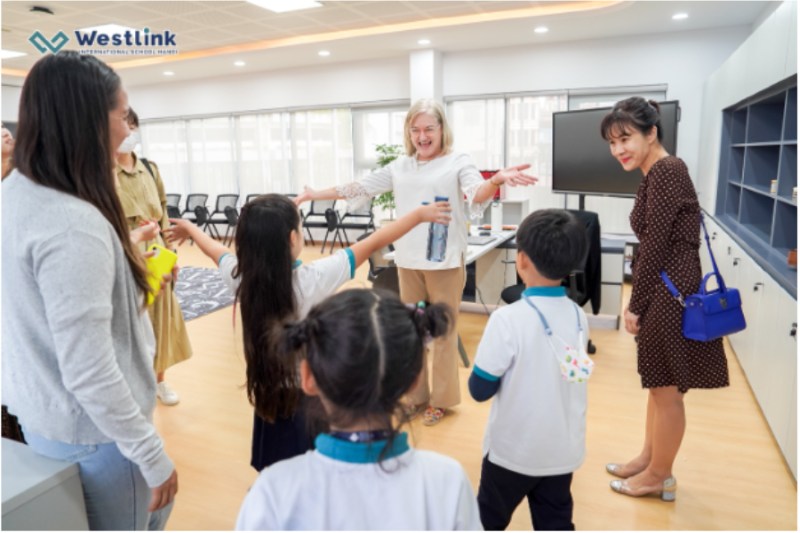 Trường học hạnh phúc là môi trường tích cực giúp học sinh phát triển toàn diện về học thuật, cảm xúc và xã hội