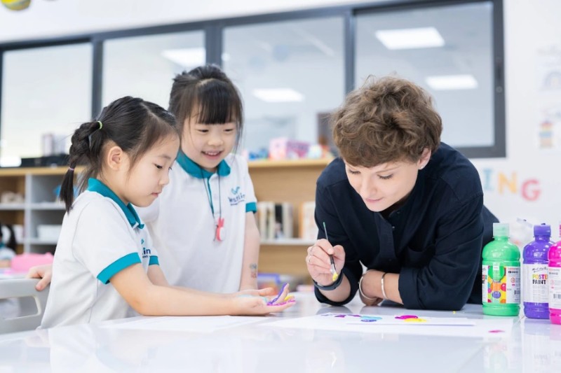 Xây dựng mô hình này đòi hỏi sự chung tay của giáo viên, học sinh, nhà trường và phụ huynh để tạo môi trường tích cực và toàn diện.
